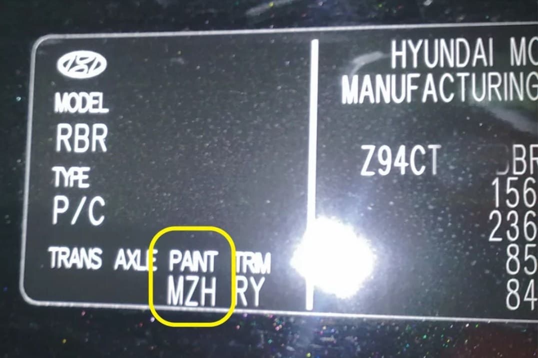 Расположение кода краски автомобиля Хендэ на информационной табличке