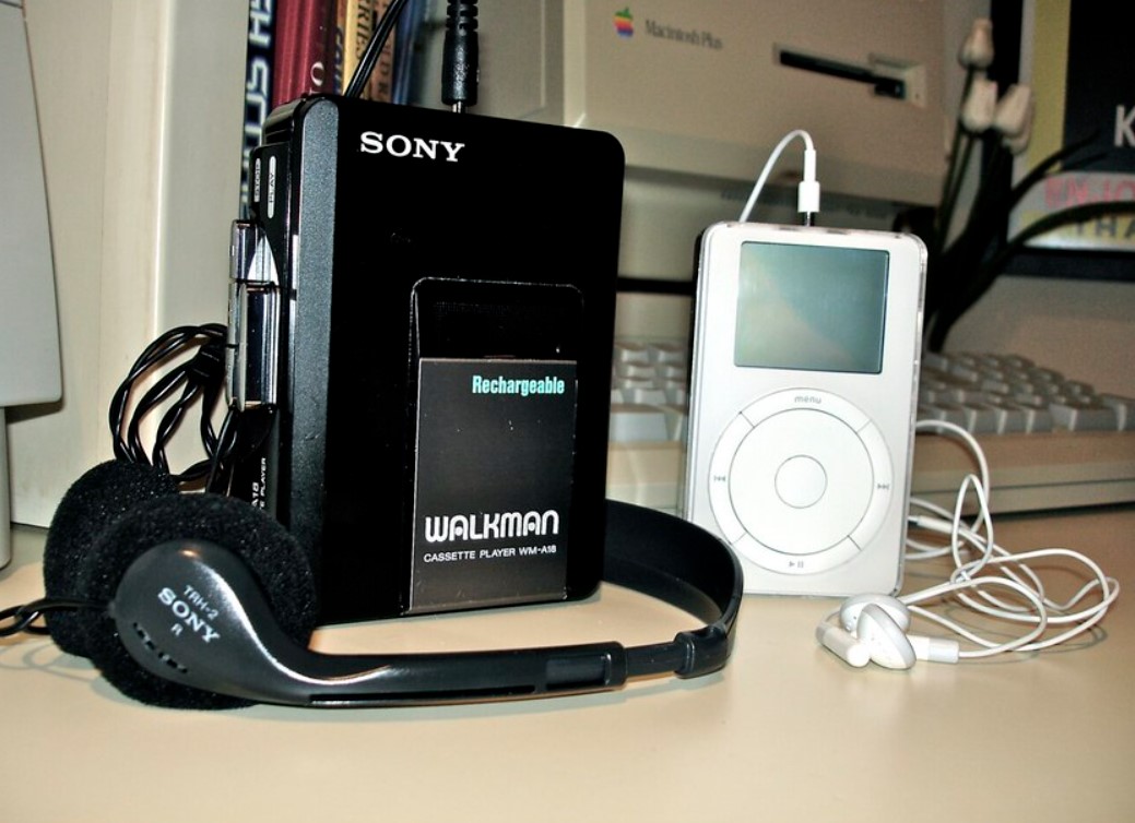 Sony Walkman и Apple IPod первого поколения 1979 и 2001 год выпуска