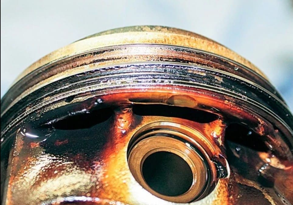 Закоксованные кольца на поршне - одна из наиболее частых причин того, что двигатель ест масло
