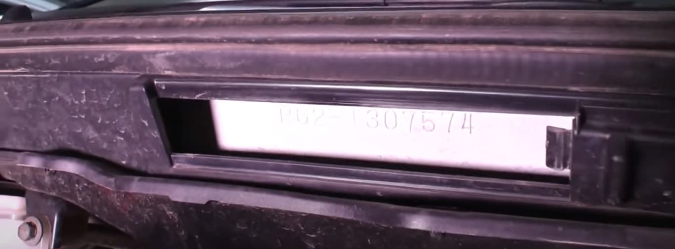 VIN - номер на кузове, под жабо (пластиком, отделяющим лобовое стекло и кузов)