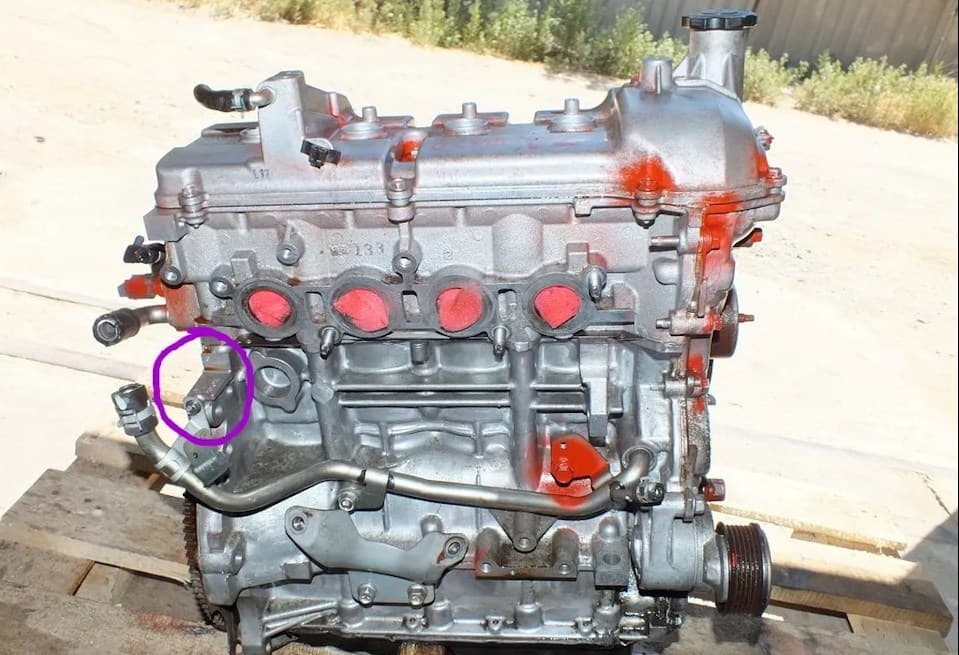 Расположение номера двигателя на Mazda Demio