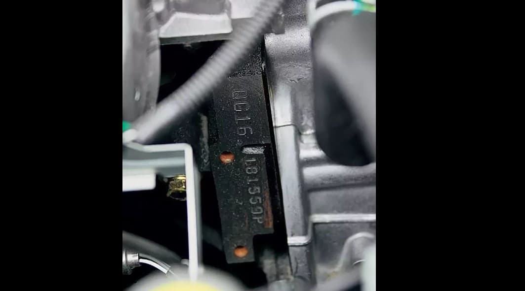 Расположение номера двигателя на Nissan Almera