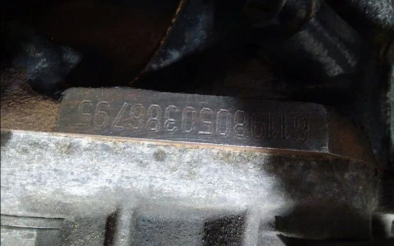 Нахождение номера на двигателе автомрбиля Mercedes Vito