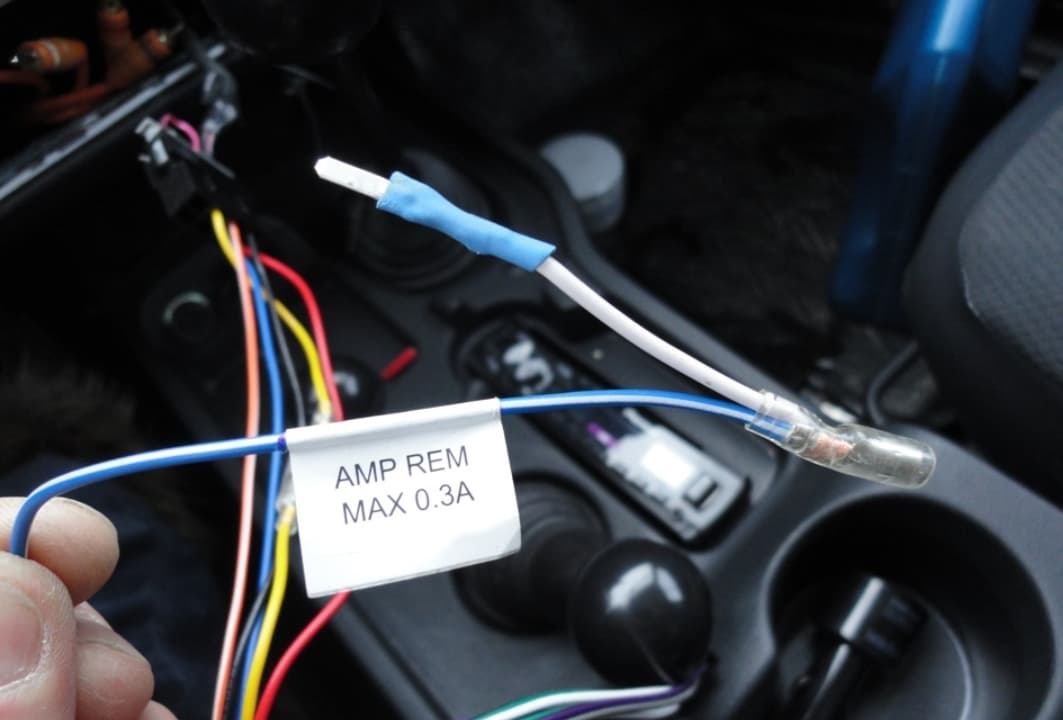 Провод AMP REM 0.3 A MAX отвечает за подачу тока на усилитель